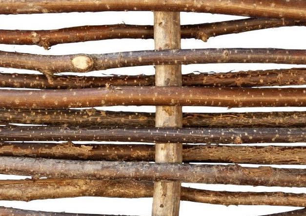Detailbild geflochtene Weiden- und Haselnussruten Geflochtener Zaun aus Haselnussruten mit natürlicher Struktur, ideal als nachhaltige Gartenbegrenzung oder Sichtschutz.
