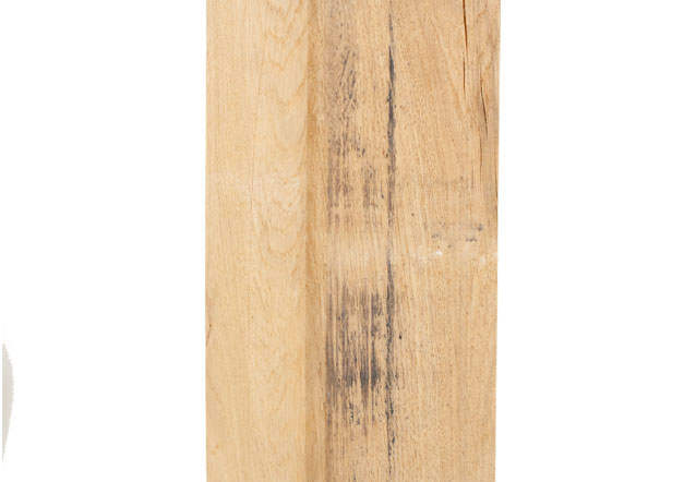 Durch Quellen und Schwinden verursachte Spuren auf Holzbrett