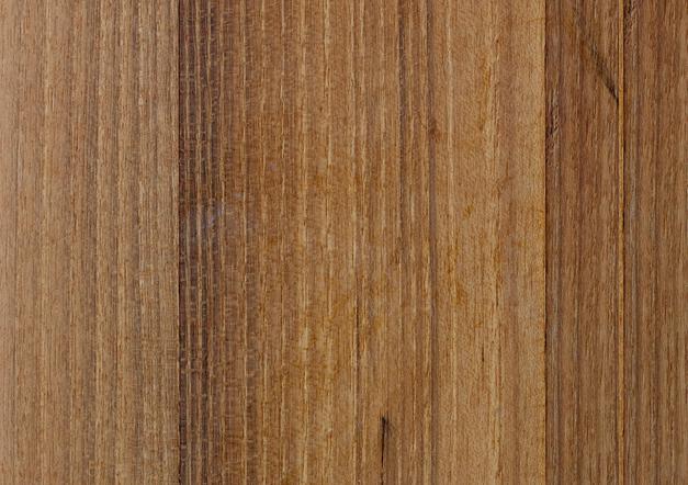 Erscheinungsbild von Akazienholz Nahaufnahme einer Akazienholzoberfläche mit feiner, vertikaler Maserung in warmen Braun- und Beigetönen.