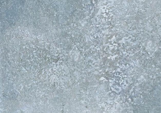 Oberfläche von feuerverzinktem Stahl Feuerverzinkte Stahloberfläche mit typischer Zinkstruktur, langlebig und korrosionsbeständig für den Außenbereich und Konstruktionen.