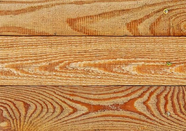 Typischer Faserverlauf von Fichtenholz "Strukturierte Fichtenholz-Oberfläche mit sichtbarer Maserung und Schrauben, ideal für den Bau von Zäunen, Fassaden oder Möbeln.