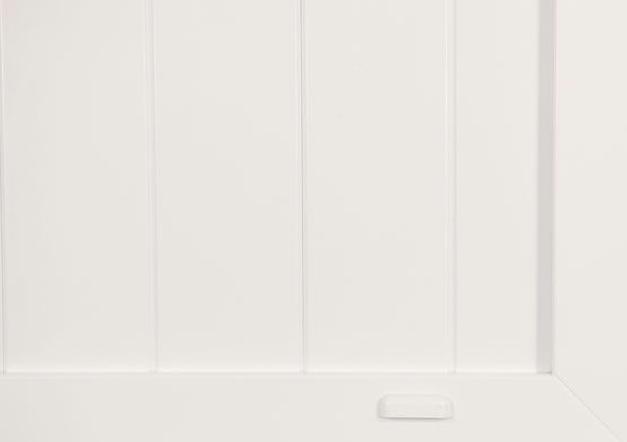 Kunststoff in weißer Farbe Glatte, weiße Kunststoff-Oberfläche mit vertikalen Linien, ideal für hygienische und pflegeleichte Wandverkleidungen.