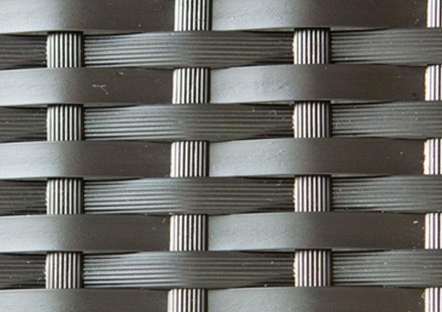 Flechtoptik von Polyrattan Geflochtene Polyrattan-Oberfläche in dunklem Farbton, wetterfest und pflegeleicht, ideal für Gartenmöbel und Sichtschutzelemente.