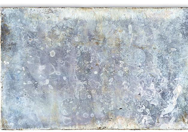 Bildung von Weißrost auf Zinkoberfläche wegen schlechter Lagerung