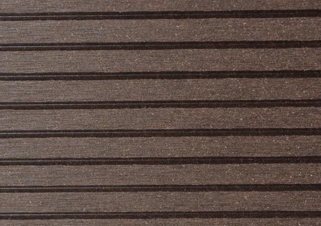 Oberfläche von WPC "Dunkelbraune WPC-Oberfläche mit feinen Rillen, ideal für wetterfeste und rutschfeste Terrassendielen oder Gartenzäunen.