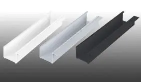 Drei Alu-Dachrinnen HT 90 in Kastenform in den Farben Pressblank, Weiß und Anthrazit.