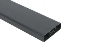 Anthrazitfarbenes Balkonbrett aus PVC als Hohlkammerprofil in 25 x 85 mm.