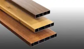 Drei 25 mm starke Balkonbretter aus PVC in den Höhen von 120 / 150 / 200 mm mit verschiedenen Dekoren.