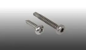 Günstige Edelstahlschraube 4,8 x 16 / 32 mm mit TX-Antrieb-Kopf für die schnelle Montage. Diese dient entweder zur Befestigung der Haltewinkel oder der Montage des Unterprofils aus Aluminium auf der Konstruktion.