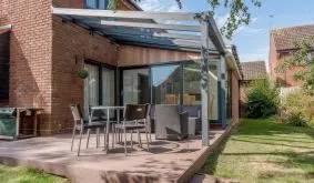 Flexibilität ist Trumpf: Die Alu Terrassenüberdachung Bronze ist in 20 Größen und 4 Farben lieferbar