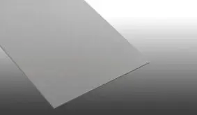 Die leicht zu verarbeitende, gut bedruckbare, graue 3 mm Freischaumplatte können Sie mit Zuschnitt bestellen - ideal, um Schilder, Displays, Theken oder Messestände zu gestalten