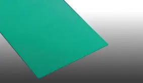 Die grüne 3 mm Freischaumplatte mit matt strukturierter Oberfläche ist feuchtigkeitsresistent und gut bedruckbar. Ideal, um zum Beispiel Schilder, Displays, Theken oder Messestände zu gestalten