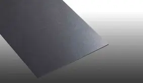 Die leicht zu verarbeitende, schwarze 3 mm Freischaumplatte ist gut bedruckbar. Sie können diese mit Zuschnitt bestellen - ideal, um Schilder, Displays, Theken oder Messestände zu gestalten
