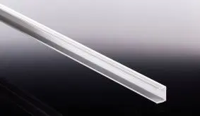 Unsere Kunststoff Distanzleiste dient der Verstärkung der Hohlkammern - speziell bei Acryl Stegplatten. Bei Zuschnitt der Platte in der Breite muss bei der Montage mit Aluprofilen eine Distanzleiste verwendet werden.