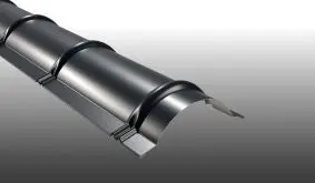 Unsere CE-zertifizierten und langelebigen Pfannen-Firstbleche sind für Dachneigungen von 7 ° - 35 ° geeignet und in den Farben Moosgrün, Anthrazitgrau, Kupferbraun, Rotbraun und Schokoladenbraun erhältlich.