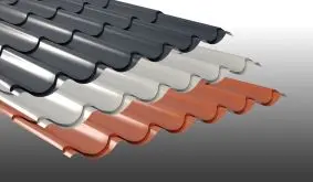 Unser CE-zertifiziertes Pfannenblech aus verzinktem Stahl hat die Beschichtung: 25 my Polyester. Sie können zwischen Längen von 1000 mm bis 7000 mm wählen oder individuelle Längenzuschnitte anfordern.