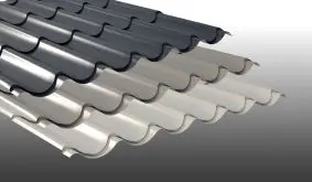 Unser CE-zertifiziertes Pfannenblech aus verzinktem Stahl hat die Beschichtung: 25 my Polyester. Sie können zwischen Längen von 1000 mm bis 7000 mm wählen oder individuelle Längenzuschnitte anfordern.