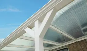 Die 45°-Winkelstrebe sorgt bei Terrassenüberdachungen für einen robusten Look. Zudem verleiht sie der Konstruktion mehr Stabilität. Die Länge beträgt 60 cm