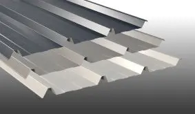 Stahltrapezbleche in 3 verschiedenen Farben (Anthrazit, Weiß und Grau) in Detailaufnahme