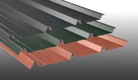 Stahltrapezbleche in 3 verschiedenen Farben (Anthrazit, Grün und Kupferbraun) in Detailaufnahme