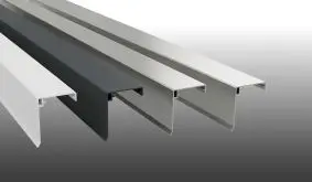 Klemmdeckel für Stegplatten-Aluprofile aus Aluminium mit funktionalem Wetterschenkel zum Schutz der Unterkonstruktion. 