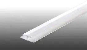 Das weiße 260 cm Doppel-T-Fugenprofil aus Hart-PVC wird vertikal zwischen zwei 6 mm Schichtstoffplatten zum Überdecken der Schnittkanten eingesetzt