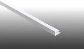 Die U-Abschlussleiste sorgt für eine einheitliche Optik in der Fassade. Verkehrsweiße (RAL 9016) Leisten haben eine Lieferlänge von 3 m