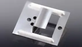 Edelstahl-Fugenkrallen für unsichtbare Montage von 15 mm Kömapan Fassadenpaneelen. Lieferung erfolgt mit den gekerbten Edelstahlstiften