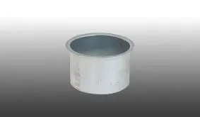 Der Rinnenstutzen für unsere Aluminium-Dachrinne hat einen Durchmesser von 76 mm.