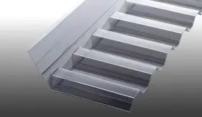 Unser extrem hagelfester, glasklarer Polycarbonat Wandanschluss für K 76/18 Spundwände hat die Abmessungen 1265 x 150 x 50 mm. Weiteres Montagezubehör finden Sie in unserem Shop.