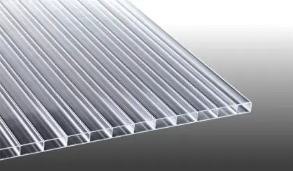 Unsere stark lichtdurchlässige Acryl Stegplatte mit der Stärke 16 mm ist in den Breiten 980 mm und 1200 mm sowie den Längen 1000 mm bis 7000 mm erhältlich.
