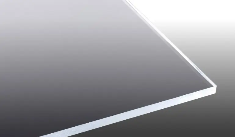 Die glasklare 10 mm Acrylglas-Platte mit hoher Lichtdurchlässigkeit und glatter Oberfläche ist eine exzellente Glasalternative für witterungsbeständige Konstruktionen 