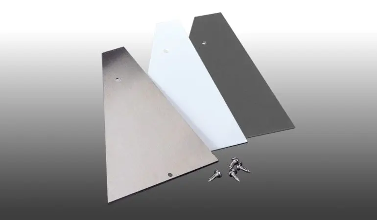 Die Seitenteile für unsere Aluminium Wandanschlüsse sind mit 2 Schrauben leicht zu montieren. Sie können diese wahlweise in pressblanker Ausführung sowie mit weißer oder anthraziter Pulverbeschichtung bestellen