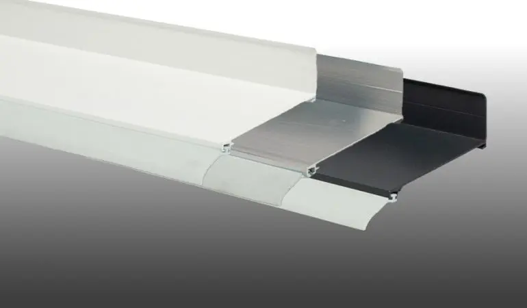 Die einfach zu montierenden Aluminium Wandanschlussprofile dichten den Übergang Ihrer Bedachung zur Hauswand ab. Erhältlich in Pressblank, Weiß und Anthrazit