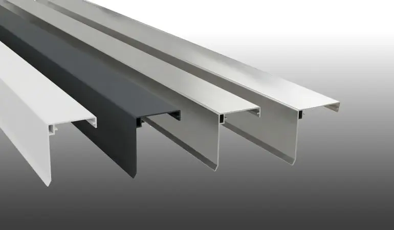 Klemmdeckel für Stegplatten-Aluprofile aus Aluminium mit funktionalem Wetterschenkel zum Schutz der Unterkonstruktion. 