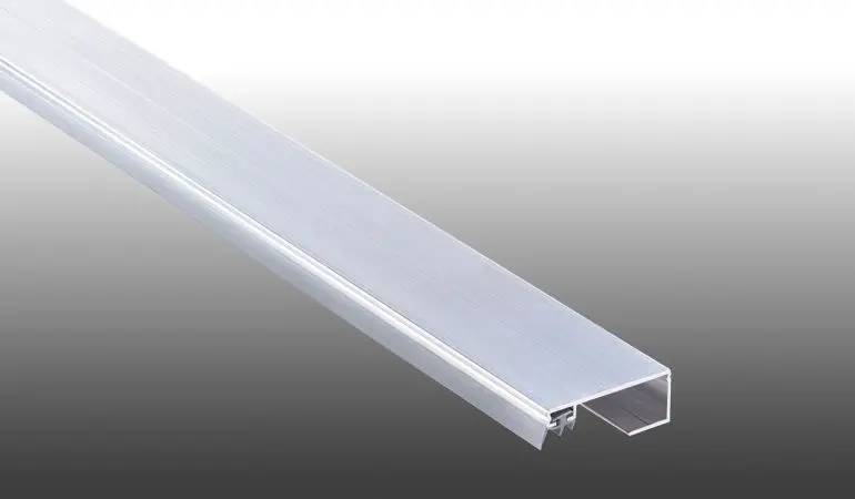 Das Randprofil des kostensparenden Aluprofil Universalsystems zur Befestigung von 8 - 10 mm Stegplatten und 8 - 10 mm Isoglas auf Unterkonstruktionen hat eine Breite von 60 mm. Dieses schließt Ihre Stegplatten zu den Seiten ab. 