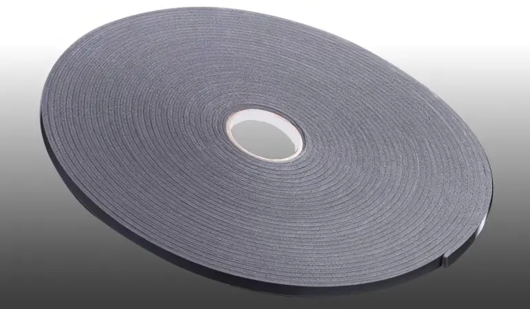 Unser Dichtungsband für Dachbleche in der Farbe Anthrazit. Das Dichtungsband wird zwischen den Stoß zweier Dachbleche eingelegt und verhindert somit ein Eindringen von Regenwasser.