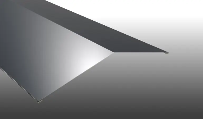 Unsere CE-zertifizierten Firstbleche aus 0,75 mm Stahl haben eine 25 µm Polyester-Beschichtung