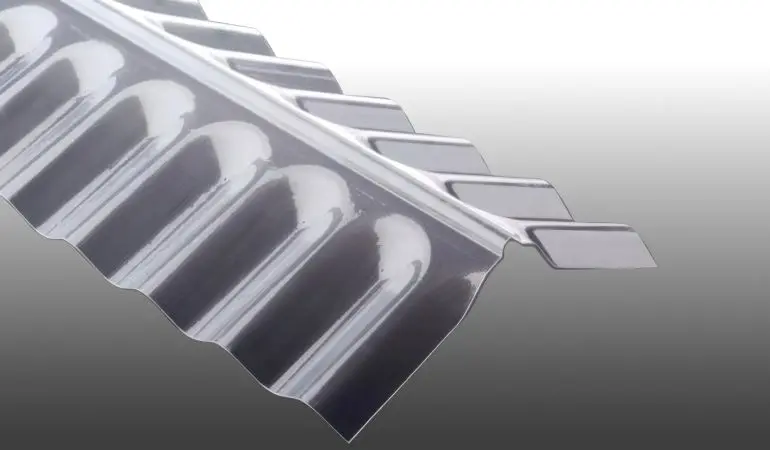 Extrem hagelfest und witterungsbeständig: Glasklare 1265 x 150 x 190 mm Firsthaube für S 76/18 Polycarbonat Wellplatten