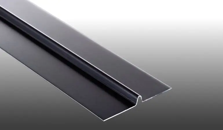 Aluminium-Fugenprofil für 6 mm Schichtstoffplatten. Reduziert den Wassereintritt, hält Insekten ab und schützt die Unterkonstruktion. Verfügbar in schwarz pulverbeschichteter und pressblanker Ausführung