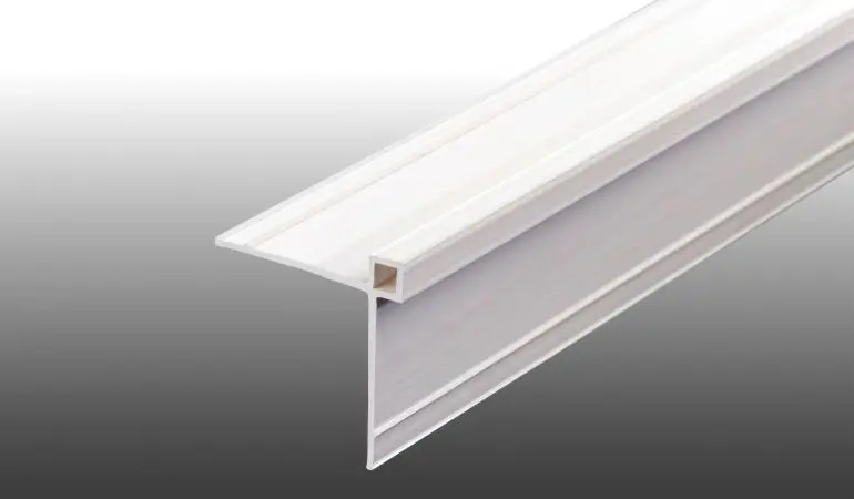 Mit dem 40 x 40 x 3000 mm Hart-PVC Eckprofil verdecken Sie stirnseitige Schnittflächen. Geeignet für 6 mm Kompaktplatten. Wir führen braune, weiße und schwarze Kantprofile.