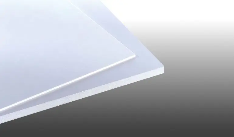 Die weißen, matt strukturierten 3 mm Hartschaumplatten sind sehr gut bedruckbar und eignen sich daher ideal für den Messe- und Innenausbau, die Werbetechnik und den Sieb- und Digitaldruck