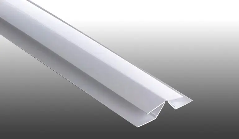 Wir bieten das Profil in den Farben Weiß sowie mit einseitiger Renolitstrukturfolie in den Looks Golden Oak, Anthrazit und Grau in Einzellängen à 3 m an