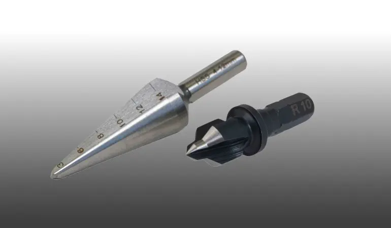 Unsere Kegel- /Stufenbohrer aus Hartmetall mit Bohrweiten von 3 - 14 mm bzw. 10 mm. Um mögliche Folgeschäden zu vermeiden, sollten Wellplatten immer mit scharfen und dafür vorgesehenen Bohrern vorgebohrt werden.