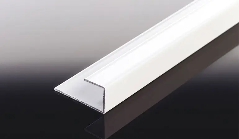 Für saubere und schöne Abschlüsse: Mit dem weißen/braunen Aluprofil erhalten Fassadenpaneel-Konstruktionen den letzten Schliff. Zuschnitte der 6000 mm Abschlussprofile sind unkompliziert möglich