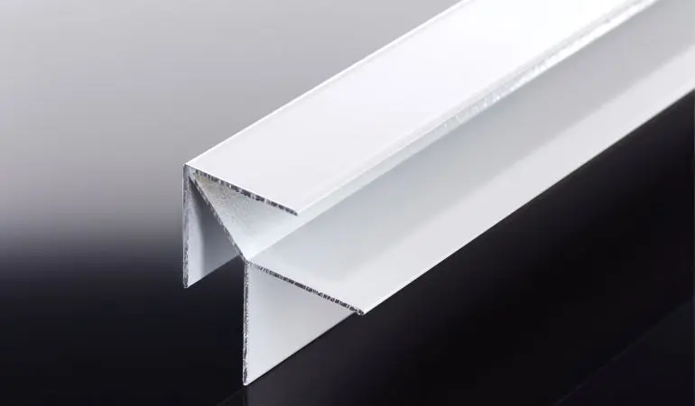 Die stabilen Alu-Eckprofile für 15 mm Kömapan Kunststoffpaneele sind in den Farben Weiß und Braun erhältlich. Zuschnitte der 6000 mm Profile sind unkompliziert möglich