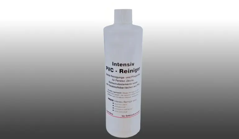 Das Reinigungsmittel für weiße, glatte PVC-Oberflächen hat einen Inhalt von 500 ml und beseitigt Fingerabdrücke, Vergilbungen sowie leichte Grünbeläge