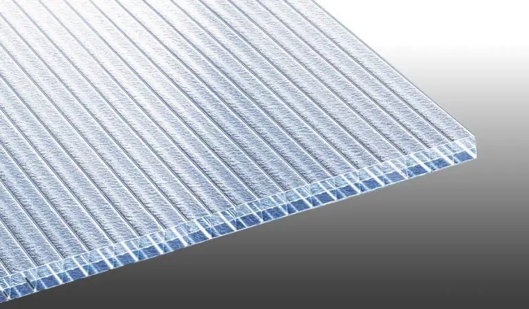 Die lichtstreuende und extrem hagelschlagfeste Polycarbonat Stegplatte in 16 mm Stärke. Die innenliegende Eiskristall-Struktur streut das Licht auf eine angenehme Art und Weise. Erhältlich bis zu einer Länge von 7 Metern.