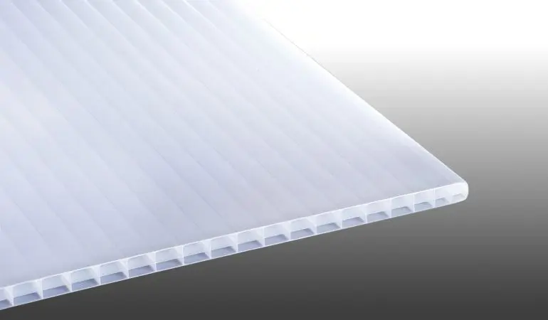 Unsere sonnenreflktierende Stegplatte aus Polycarbonat. Sie reduziert die Sonneneinstrahlung um bis zu 45% und schützt Sie so vor einem Sonnenbrand und Hitze. Die Längen reichen von 2000 mm bis 7000 mm.