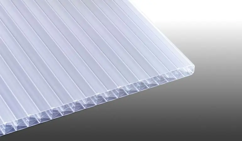 Die 16 mm Stegplatte aus Polycarbonat in weiß-opal schützt vor zu hoher Sonneneinstrahlung und hat eine hohe Steifigkeit. Sie ist in den Längen 1000 mm bis 6000 mm erhältlich - die Breite beträgt 980 mm oder 1200 mm